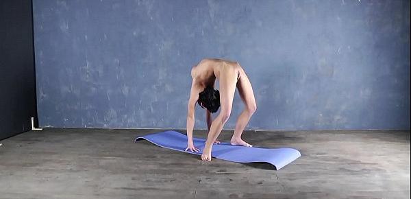 Liza Raykina sexy naked gymnastics